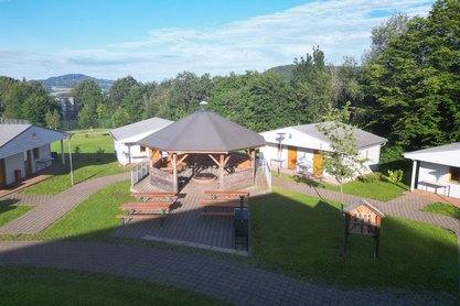 Die Grillhütte in der Mitte von den vier Blockhäusern 